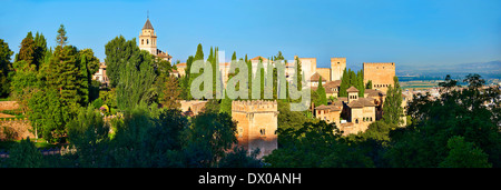 Vue panoramique de l'Islmaic mauresque de l'Alhambra comples et fortifications. Grenade, Andalousie, espagne. Banque D'Images