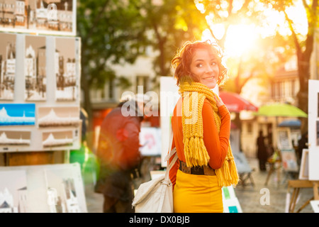 Paris, femme marchant à travers la place du Tertre, Montmartre Banque D'Images