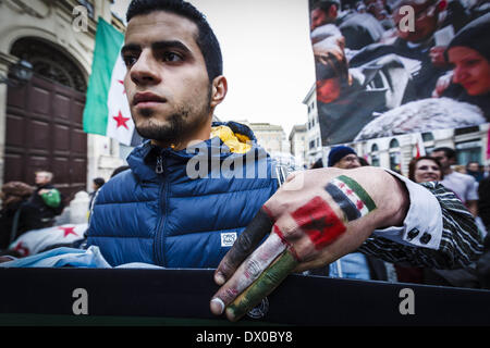 Rome, Italie. Mar 15, 2014. Rome, Italie ' Le 15 mars 2014 : un manifestant syrien lors d'une manifestation à Rome pour marquer le troisième anniversaire de la révolution syrienne. Des milliers de Syriens et leurs partisans de toute l'Italie sont descendus dans les rues de Rome au cours d'une manifestation pour commémorer le troisième anniversaire de la révolution syrienne contre le gouvernement du Président Bashar Assad. Credit : Giuseppe Ciccia/NurPhoto ZUMAPRESS.com/Alamy/Live News Banque D'Images