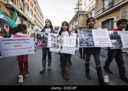 Rome, Italie. Mar 15, 2014. Rome, Italie ' Le 15 mars 2014 : les garçons syriens avec les couleurs de la République drapeau révolutionnaire peint sur le visage tiennent des banderoles lors d'une manifestation à Rome pour marquer le troisième anniversaire de la révolution syrienne. Des milliers de Syriens et leurs partisans de toute l'Italie sont descendus dans les rues de Rome au cours d'une manifestation pour commémorer le troisième anniversaire de la révolution syrienne contre le gouvernement du Président Bashar Assad. Credit : Giuseppe Ciccia/NurPhoto ZUMAPRESS.com/Alamy/Live News Banque D'Images