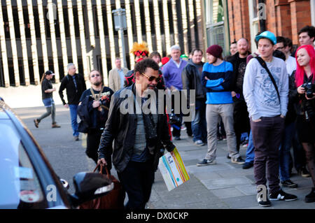 Nottingham, Royaume-Uni. Mar 16, 2014. Des centaines de films de fans se sont rendus à Nottingham's Albert Hall pour la première fois EM-CON .convention Guest inclus Craig Charles, Ben Miller, Danny John-Jules, et une foule d'autres stars.Acteur Criag Charles arrive à EM-CON. Crédit : Ian Francis/Alamy Live News Banque D'Images