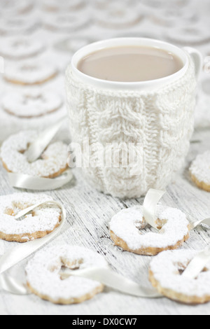 Cookies italien traditionnel avec du sucre en poudre et tasse de thé Banque D'Images