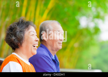 Happy asian seniors des couples dans le parc Banque D'Images