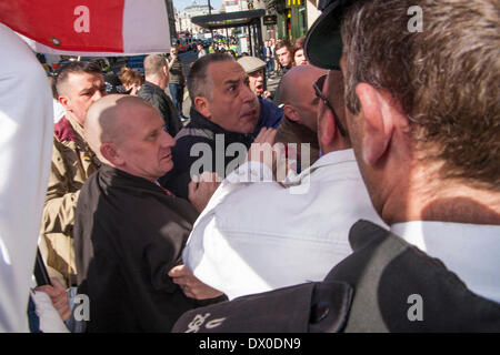 Londres, Royaume-Uni. Le 15 mars 2014. Le contrôle de police à la lutte anti-fasciste des représailles contre des contre-manifestants comme l'anglais Volunter active et d'autres groupes dissidents anti-islamiste mars contre l'extrémisme islamique, au Parlement. Banque D'Images