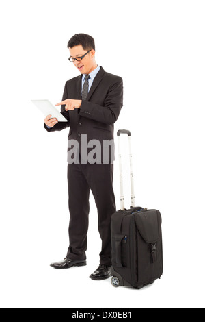 Jeune homme d'affaires à l'aide d'une tablette avec porte-documents isolated on white Banque D'Images