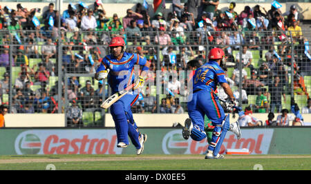 Dhaka, Bangladesh. Mar 16, 2014. Les joueurs de l'Afghanistan en concurrence au cours de l'International Cricket Council (ICC) Coupe du Monde 20 20 match d'ouverture contre le Bangladesh à Sher-e-bangla Stadium à Dhaka, Bangladesh, le 16 mars 2014. Shariful Islam Crédit :/Xinhua/Alamy Live News Banque D'Images