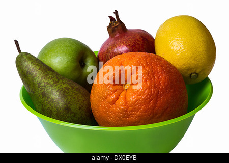 Bol de fruits 2. Vue d'un bol en plastique vert avec une orange, une pomme, une poire, un citron et une grenade en elle. Isolé Banque D'Images