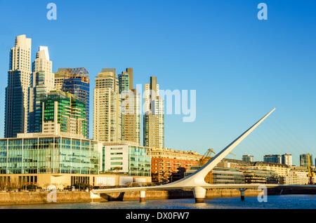 Gratte-ciel et le pont de la femme dans le quartier chic de Puerto Madero à Buenos Aires Banque D'Images