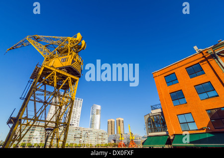 Grue jaune dominant de gratte-ciel dans le quartier Puerto Madero de Buenos Aires, Argentine Banque D'Images