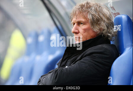 Hambourg, Allemagne. Mar 16, 2014. L'entraîneur-chef de Nuremberg Gertjan Verbeek regarde sur avant le match de football Bundesliga allemande entre Hambourg SV et 1. FC Nuremberg à l'Imtech Arena de Hambourg, Allemagne, 16 mars 2014. Photo : CHRISTIAN CHARISIUS/dpa (ATTENTION : En raison de la lignes directrices d'accréditation, le LDF n'autorise la publication et l'utilisation de jusqu'à 15 photos par correspondance sur internet et dans les médias en ligne pendant le match.)/dpa/Alamy Live News Banque D'Images