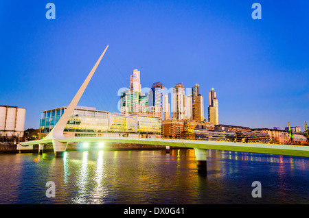 Women's Bridge et des gratte-ciel dans la nuit dans le quartier de Puerto Madero de Buenos Aires Banque D'Images