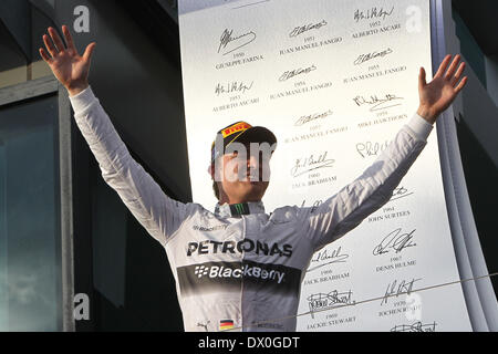 Le vainqueur de l'épreuve Nico Rosberg (GER) # 6, Mercedes AMG Petronas F1 Team célèbre sur le podium du Championnat du Monde de Formule1 2014 - Round 01 à Melbourne Albert Park, Melbourne, Australie, le dimanche 16 mars 2014 Banque D'Images