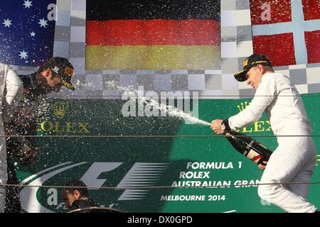 Le vainqueur de l'épreuve Nico Rosberg (GER) # 6, Mercedes AMG Petronas F1 Team célèbre sur le podium du Championnat du Monde de Formule1 2014 - Round 01 à Melbourne Albert Park, Melbourne, Australie, le dimanche 16 mars 2014 Banque D'Images