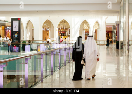 Couple arabe marche dans le centre commercial de Dubaï, DUBAÏ, ÉMIRATS ARABES UNIS, Émirats arabes unis, Moyen Orient Banque D'Images