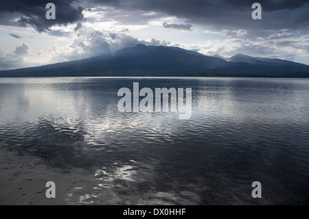 Vue sur le volcan Rinjani (Lombok) de l'île de Gili Pantangan, Indonésie Banque D'Images