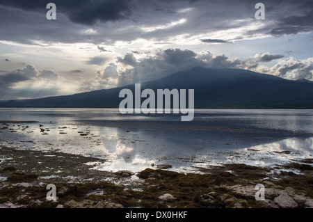 Vue sur le volcan Rinjani (Lombok) de l'île de Gili Pantangan, Indonésie Banque D'Images