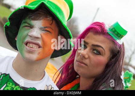 Manchester UK, 16 mars 2014. La famille Donahue au St Patrick's Day procession religieuse à Manchester. Fête de la Saint Patrick (Irlandais : Lá Fhéile Pádraig, 'le jour de la fête de Patrick') est une fête religieuse et culturelle célébrée chaque année le 17 mars, la date de décès de la plus couramment reconnue saint patron de l'Irlande, Saint Patrick. Credit : Cernan Elias/Alamy Live News Banque D'Images