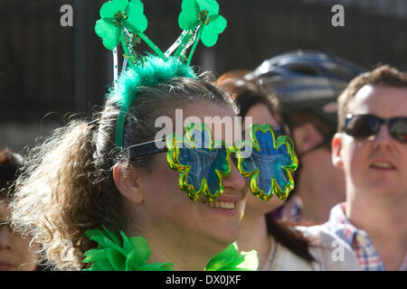 London UK. 16 mars 2014. Une femme portant des lunettes shamrock assiste à une parade de la St Patrick à Londres. Saint Patrick's Day est une commémoration religieuse du Saint Patron de l'Irlande Saint Patrick, est célébrée en Irlande du Nord, l'Irlande et les Irlandais dans le monde Banque D'Images