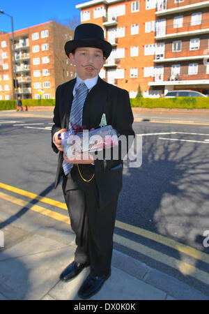 London, UK, UK. Mar 15, 2014. Vêtus de costumes de femmes et les femmes de la communauté juive orthodoxe a célébré la fête de Pourim. Credit : Gail Orenstein/ZUMAPRESS.com/Alamy Live News Banque D'Images