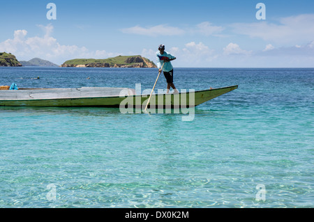 L'homme local sur le bateau près de Parc National de Komodo, Pink Beach - îles paradis pour la plongée sous-marine et l'exploration. Banque D'Images