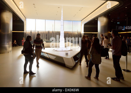 Les gens autour d'un modèle de la Burj Khalifa, à l'entrée de ' en haut ' (la plate-forme d'observation), DUBAÏ, ÉMIRATS ARABES UNIS, Moyen Orient Banque D'Images