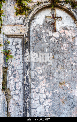 Croix sur un vieux grungy tombe dans le cimetière de Recoleta à Buenos Aires Banque D'Images