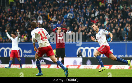 Hambourg, Allemagne. Mar 16, 2014. Hakan Calhanoglu de Hambourg (R) célèbre son but de 1-0 au cours de la Bundesliga match de foot entre Hambourg SV et 1. FC Nuremberg à l'Imtech Arena de Hambourg, Allemagne, 16 mars 2014. Photo : CHRISTIAN CHARISIUS/dpa (ATTENTION : En raison de la lignes directrices d'accréditation, le LDF n'autorise la publication et l'utilisation de jusqu'à 15 photos par correspondance sur internet et dans les médias en ligne pendant le match.)/dpa/Alamy Live News Banque D'Images