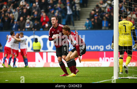 Hambourg, Allemagne. Mar 16, 2014. Hanno Balitsch Nuremberg (L) aide son coéquipier Mike Frantz au cours de la Bundesliga match de foot entre Hambourg SV et 1. FC Nuremberg à l'Imtech Arena de Hambourg, Allemagne, 16 mars 2014. Photo : CHRISTIAN CHARISIUS/dpa (ATTENTION : En raison de la lignes directrices d'accréditation, le LDF n'autorise la publication et l'utilisation de jusqu'à 15 photos par correspondance sur internet et dans les médias en ligne pendant le match.)/dpa/Alamy Live News Banque D'Images