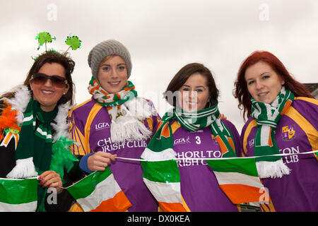 Manchester UK, 16 mars 2014. Le Club de football Gaélique Chorlton Chers filles à la St Patrick's Day procession religieuse à Manchester. Fête de la Saint Patrick (Irlandais : Lá Fhéile Pádraig, 'le jour de la fête de Patrick') est une fête religieuse et culturelle célébrée chaque année le 17 mars, la date de décès de la plus couramment reconnue saint patron de l'Irlande, Saint Patrick. Credit : Cernan Elias/Alamy Live News Banque D'Images