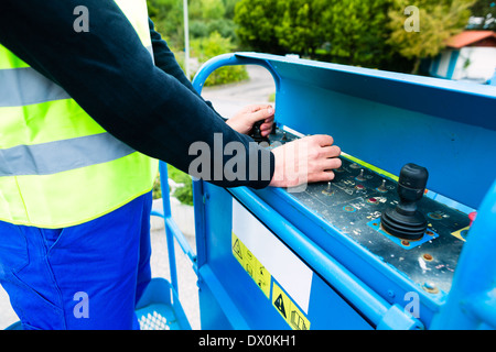 Les travailleurs de la construction ou de conducteur de grue de levage hydraulique de conduite sur le site de commande de rampe avec 24 Banque D'Images