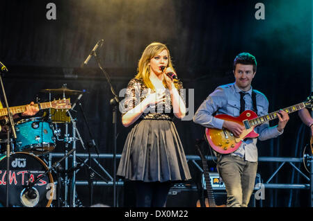 Belfast, Irlande du Nord. 16 mars 2014 - Groupe Local, Sontas, composé de musiciens irlandais traditionnels de certains comtés de Donegal, Derry et Tyrone, jouer au gratuitement le jour de la Saint Patrick concert Crédit : Stephen Barnes/Alamy Live News Banque D'Images