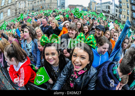 Belfast, Irlande du Nord. 16 mars 2014 - Des milliers d'assister gratuitement à la Saint Patrick concert Crédit : Stephen Barnes/Alamy Live News Banque D'Images