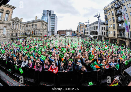 Belfast, Irlande du Nord. 16 mars 2014 - Des milliers d'assister gratuitement à la Saint Patrick concert Crédit : Stephen Barnes/Alamy Live News Banque D'Images