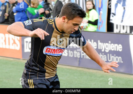 Danny Cruz pour l'Union de Philadelphie prend du temps en dehors des heures de dribbler le ballon à l'angle d'un drapeau au cours d'un match de soccer MLS professionnel à Philadelphie contre les New England Revolution Banque D'Images