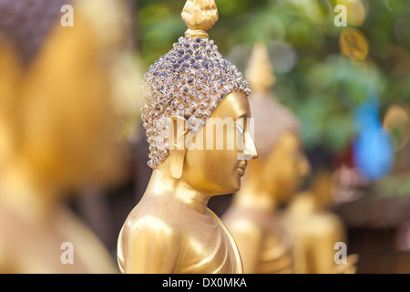 Dans la montagne il y a un Bouddha Banque D'Images