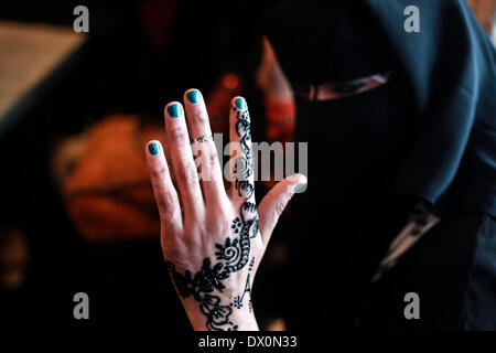 Gaza, Territoires palestiniens. Mar 16, 2014. Girl's hands palestinienne décorée avec une conception henné traditionnel au cours de l'exposition patrimoine palestinien, .le 16 mars 2014. © Majdi Fathi/NurPhoto ZUMAPRESS.com/Alamy/Live News Banque D'Images