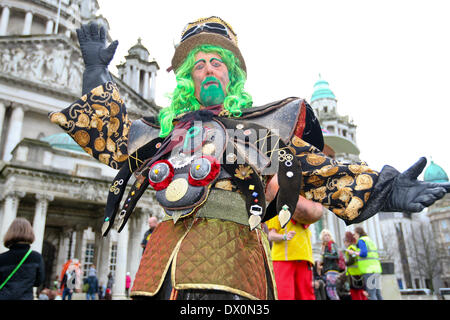 Belfast, Royaume-Uni 16 mars, 2014. L'homme en robe carnaval a été l'un des Entertainers au St Patricks Célébration en dehors de Belfast City Hall Banque D'Images