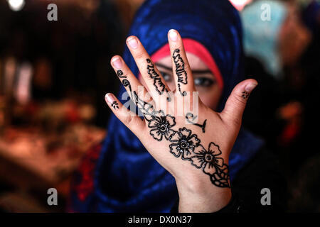 Gaza, Territoires palestiniens. Mar 16, 2014. Girl's hands palestinienne décorée avec une conception henné traditionnel au cours de l'exposition patrimoine palestinien, .le 16 mars 2014. © Majdi Fathi/NurPhoto ZUMAPRESS.com/Alamy/Live News Banque D'Images