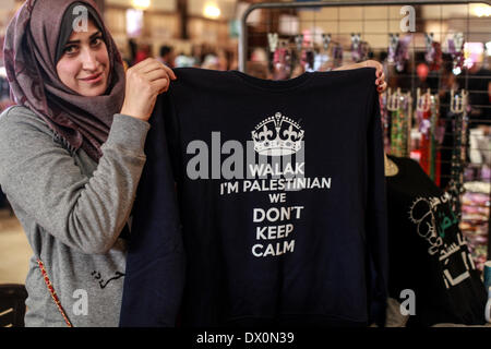 Gaza, Territoires palestiniens. Mar 16, 2014. Les femmes palestiniennes avec un T-shirt, ''Je suis nous palestiniens ne gardez pas calme'', à Gaza, le 16 mars 2014. © Majdi Fathi/NurPhoto ZUMAPRESS.com/Alamy/Live News Banque D'Images