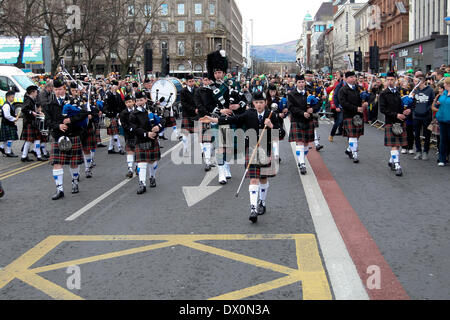 Belfast, Royaume-Uni 16 mars, 2014. Pipe Band à la tête de la procession à la St Patrick's Day Celebration à Belfast Banque D'Images