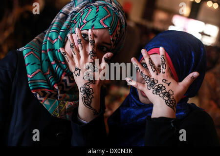 Gaza, Territoires palestiniens. Mar 16, 2014. Girl's hands palestinienne décorée avec une conception henné traditionnel au cours de l'exposition patrimoine palestinien, .le 16 mars 2014. © Majdi Fathi/NurPhoto ZUMAPRESS.com/Alamy/Live News Banque D'Images