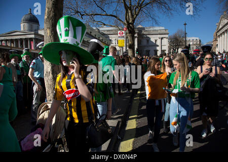 Londres, Royaume-Uni. Dimanche 16 mars 2014. Recueillir des fêtards dans le centre de Londres pour l'assemblée annuelle de la fête de la St Patrick. Saint Patrick ou fête de la Saint Patrick est une fête religieuse et culturelle célébrée chaque année le 17 mars, la date de décès de la plus couramment reconnu patron de l'Irlande, Saint Patrick. De nos jours la fête est un prétexte pour une ambiance et beaucoup d'alcool. Crédit : Michael Kemp/Alamy Live News Banque D'Images
