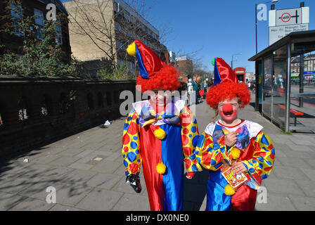 London, UK, UK. Mar 15, 2014. Vêtus de costumes de femmes et les femmes de la communauté juive orthodoxe a célébré la fête de Pourim. Credit : Gail Orenstein/ZUMAPRESS.com/Alamy Live News Banque D'Images