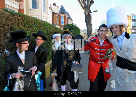 London, UK, UK. Mar 15, 2014. Vêtus de costumes de femmes et les femmes de la communauté juive orthodoxe a célébré la fête de Pourim. Credit : Gail Orenstein/ZUMAPRESS.com/Alamy Live News Banque D'Images