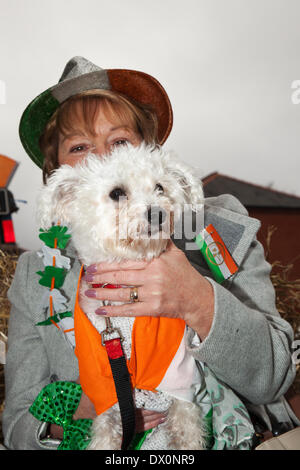 Manchester UK, 16 mars 2014. Marie Wrynne, avec l'Arc, à Schnauzer St Patrick's Day procession religieuse à Manchester. Fête de la Saint Patrick (Irlandais : Lá Fhéile Pádraig, 'le jour de la fête de Patrick') est une fête religieuse et culturelle célébrée chaque année le 17 mars, la date de décès de la plus couramment reconnu patron de l'Irlande, Saint Patrick. Credit : Cernan Elias/Alamy Live News Banque D'Images