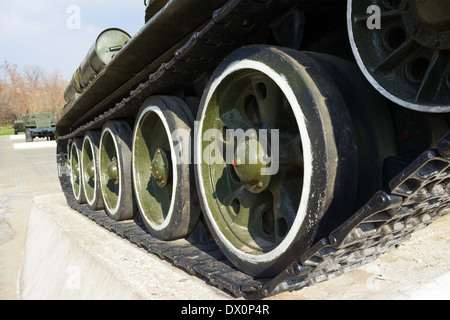 Ancienne soviétique T-34 tank la voie et les roues libre Banque D'Images