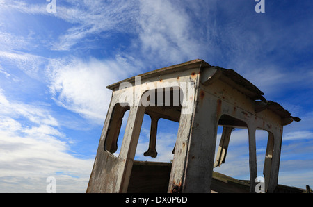 La cabine délabrée d'un vieux bateau cassé sur le North Norfolk Marais. Banque D'Images