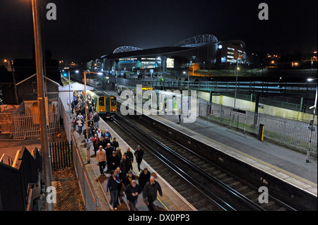 Les fans de football, arriver à la gare de Falmer par l'American Express Community stadium football Brighton et Hove Albion UK Banque D'Images