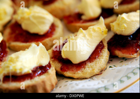 Des scones avec de la confiture de fraise et crème Banque D'Images