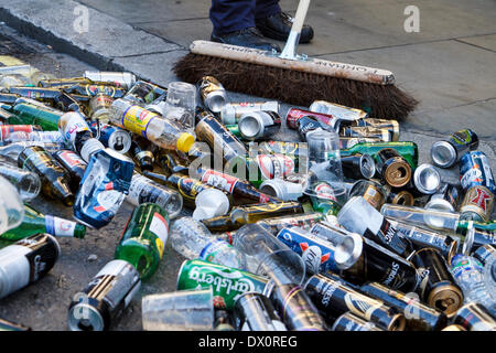 Après les célébrations, les employés du conseil se sont mis à nettoyer les bouteilles de bière et les canettes. Londres. ROYAUME-UNI Banque D'Images